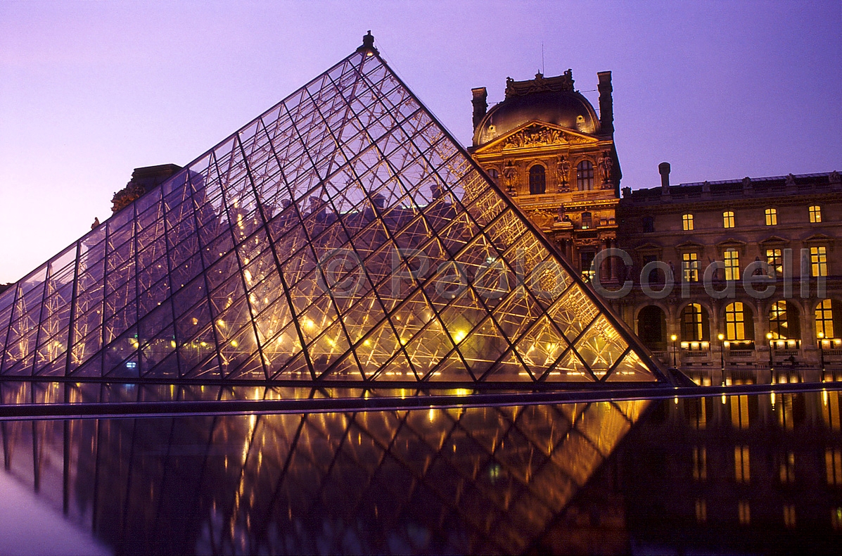 Pyramid Entrance to the Muse du Louvre, Paris, France
 (cod:Paris 13)